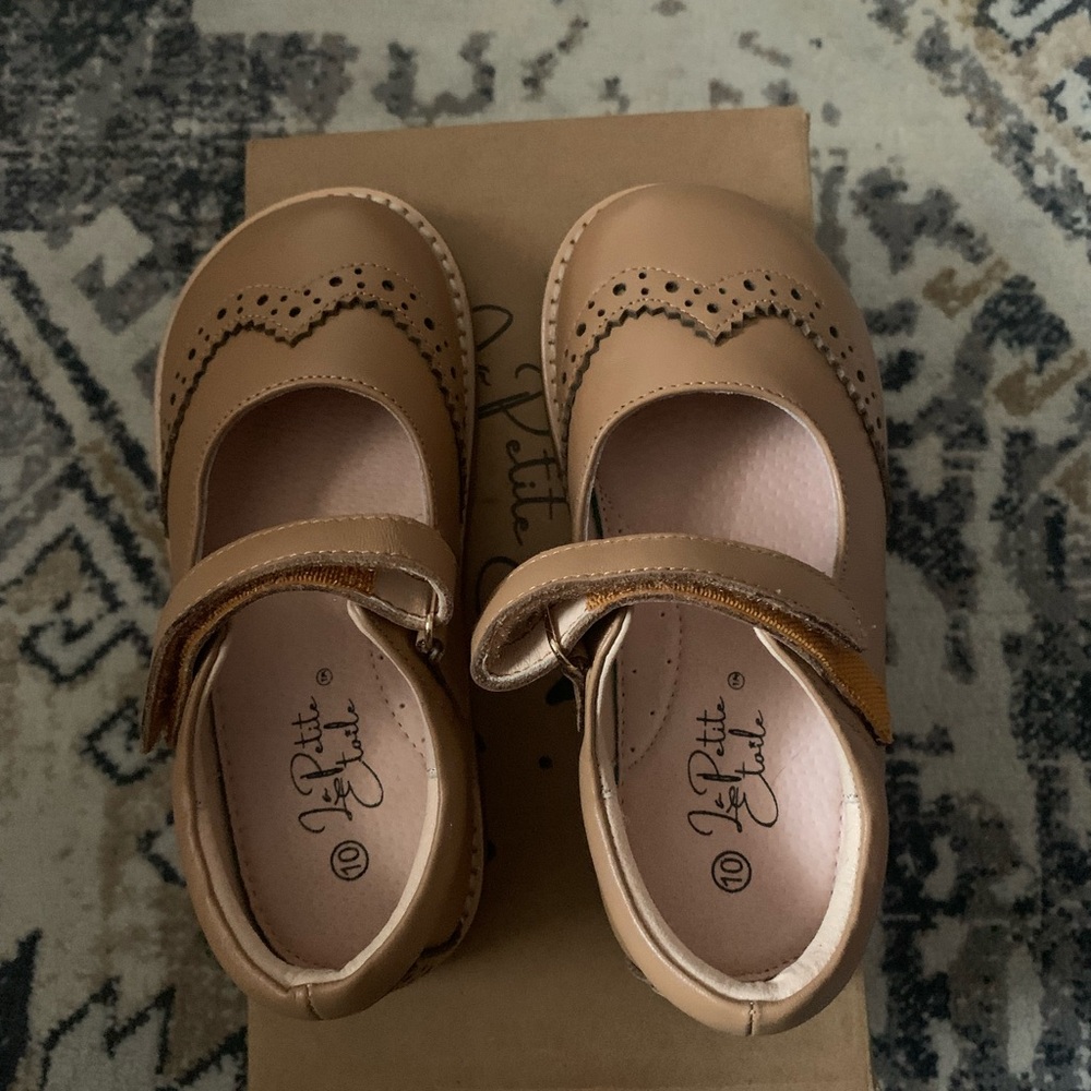 Gorgeous tan leather Mary Janes with a cushioned insole